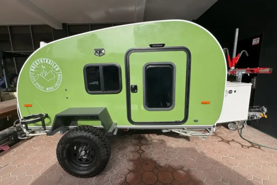 Breath Ultra in lime green side profile with off-road tyres, step fender, bike rack and front toolbox